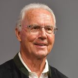 Die Fußballlegende Franz Beckenbauer verstarb am 7. Januar im Alter von 78 Jahren. Beckenbauer gewann die WM sowohl als Spieler als auch als Trainer und brachte sie 2006 nach Deutschland. Er holte zahlreiche nationale Meistertitel, dreimal den Europapokal der Landesmeister und den Weltpokal. Kaiser Franz, wie er genannt wurde, spielte für den FC Bayern, Cosmos New York und den HSV