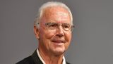 Die Fußballlegende Franz Beckenbauer verstarb am 7. Januar im Alter von 78 Jahren. Beckenbauer gewann die WM sowohl als Spieler als auch als Trainer und brachte sie 2006 nach Deutschland. Er holte zahlreiche nationale Meistertitel, dreimal den Europapokal der Landesmeister und den Weltpokal. Kaiser Franz, wie er genannt wurde, spielte für den FC Bayern, Cosmos New York und den HSV