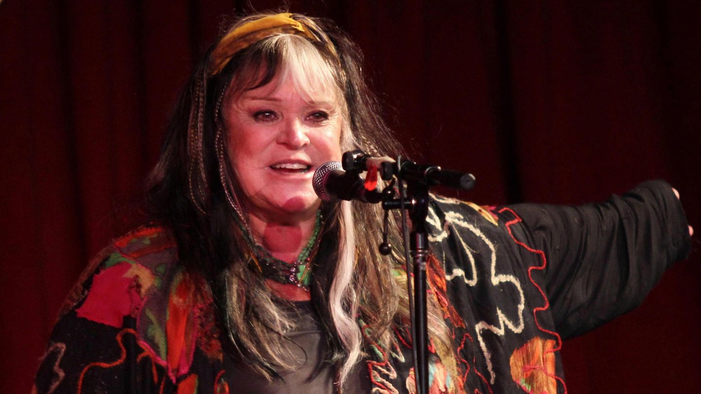 Melanie Safka Melanie Safka, eine US-amerikanische Sängerin und Liedermacherin, verstarb am 23. Januar nach einer Krankheit. Sie war eine der Entdeckungen des legendären Woodstock-Festivals, trat dort mit 22 Jahren als eine von nur drei Solokünstlerinnen auf. Ihr erster großer Hit war "Lay Down (Candles in the Rain)". Bekannt ist auch ihre Coverversion des Rolling-Stones-Klassikers "Ruby Tuesday"