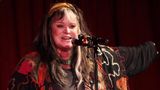 Melanie Safka, eine US-amerikanische Sängerin und Liedermacherin, verstarb am 23. Januar nach einer Krankheit. Sie war eine der Entdeckungen des legendären Woodstock-Festivals, trat dort mit 22 Jahren als eine von nur drei Solokünstlerinnen auf. Ihr erster großer Hit war "Lay Down (Candles in the Rain)". Bekannt ist auch ihre Coverversion des Rolling-Stones-Klassikers "Ruby Tuesday"