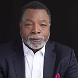 Am 1. Februar verstarb Carl Weathers im Alter von 76 Jahren. Bekannt wurde der Schauspieler und ehemalige Profi-Sportler durch seine Rolle als Apollo Creed in den "Rocky"-Filmen an der Seite von Sylvester Stallone. Außerdem spielte er 1987 in dem Actionfilm "Predator". Bevor er als Schauspieler erfolgreich wurde, war Weathers ein professioneller Footballspieler