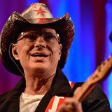 Fritz Puppel, einer der Gründer der Band City, starb am 10. Februar unerwartet im Alter von 79 Jahren. Puppel hatte City 1972 zusammen mit Klaus Selmke in der DDR gegründet und war bis zur Band-Auflösung 50 Jahre später Mitglied der Gruppe. Bekannte Hits waren "Wand an Wand", "Mir wird kalt dabei" oder "Am Fenster". (Anm. d. Red.: An dieser Stelle zeigten wir in einer früheren Version ein Bild von dem noch lebenden Bandkollegen Toni Krahl. Wir bitten dies zu entschuldigen.)