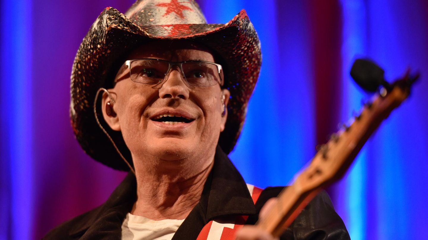 Fritz Puppel Fritz Puppel, einer der Gründer der Band City, starb am 10. Februar unerwartet im Alter von 79 Jahren. Puppel hatte City 1972 zusammen mit Klaus Selmke in der DDR gegründet und war bis zur Band-Auflösung 50 Jahre später Mitglied der Gruppe. Bekannte Hits waren "Wand an Wand", "Mir wird kalt dabei" oder "Am Fenster". (Anm. d. Red.: An dieser Stelle zeigten wir in einer früheren Version ein Bild von dem noch lebenden Bandkollegen Toni Krahl. Wir bitten dies zu entschuldigen.)