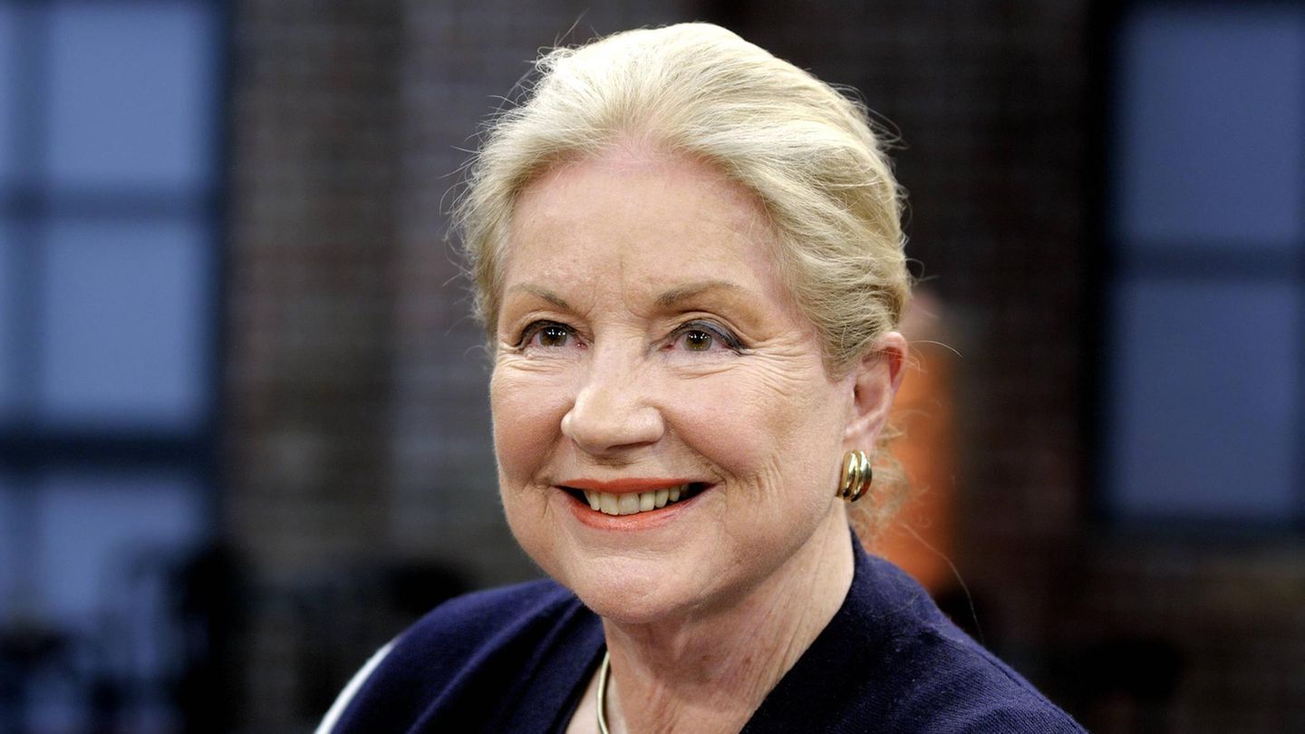 Johanna von Koczian Schauspielerin und Sängerin Johanna von Koczian starb im Alter von 90 Jahren am 10. Februar dieses Jahres. Mit dem Schlager "Das bisschen Haushalt" hatte sie in den 1970ern einen großen Erfolg. Ihre Karriere erstreckte sich über mehr als 60 Jahre. Von Koczian trat in Theaterstücken auf, war in TV-Serien wie "Praxis Bülowbogen" und "In aller Freundschaft" zu sehen, schrieb Bücher und moderierte.