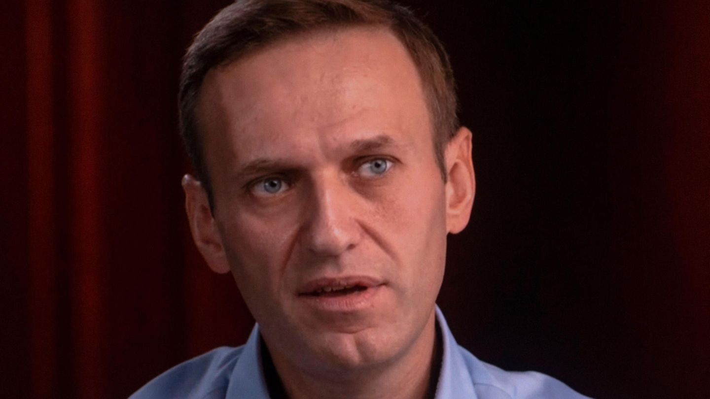 Alexej Nawalny Alexej Nawalny, einer der führenden russischen Oppositionspolitiker, verstarb am 16. Februar. Offiziellen russischen Berichten zufolge brach er nach einem Spaziergang in seiner sibirischen Strafkolonie zusammen. Nawalny war zu insgesamt 19 Jahren Lagerhaft verurteilt worden, unter anderem wegen angeblichem "Extremismus". International galt er als politischer Gefangener
