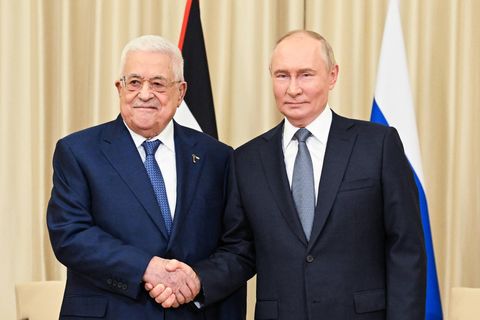 Mahmud Abbas schüttelt dem russischen Präsidenten Wladimir Putin die Hand
