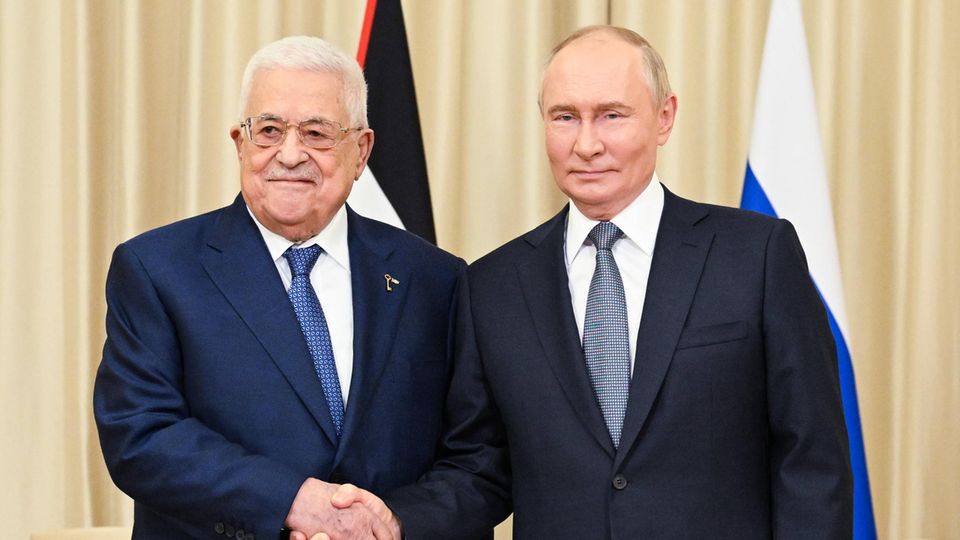 Mahmud Abbas schüttelt dem russischen Präsidenten Wladimir Putin die Hand