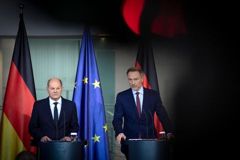 Olaf Scholz (SPD) und Christian Lindner (FDP) stehen am Rednerpult