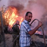 Auch freiwillige Helfer versuchen, das Feuer im Norden von Athen zu löschen