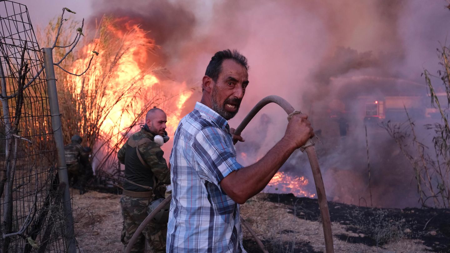 Auch freiwillige Helfer versuchen, das Feuer im Norden von Athen zu löschen