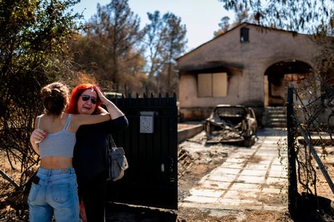 Doch nicht alle Häuser sind zu retten. Dieser älteren Frau bleibt nur der Trost der jüngeren, nachdem ihr Haus bei Penteli im Norden Athens ein Raub der Flammen wurde