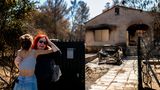 Doch nicht alle Häuser sind zu retten. Dieser älteren Frau bleibt nur der Trost der jüngeren, nachdem ihr Haus bei Penteli im Norden Athens ein Raub der Flammen wurde