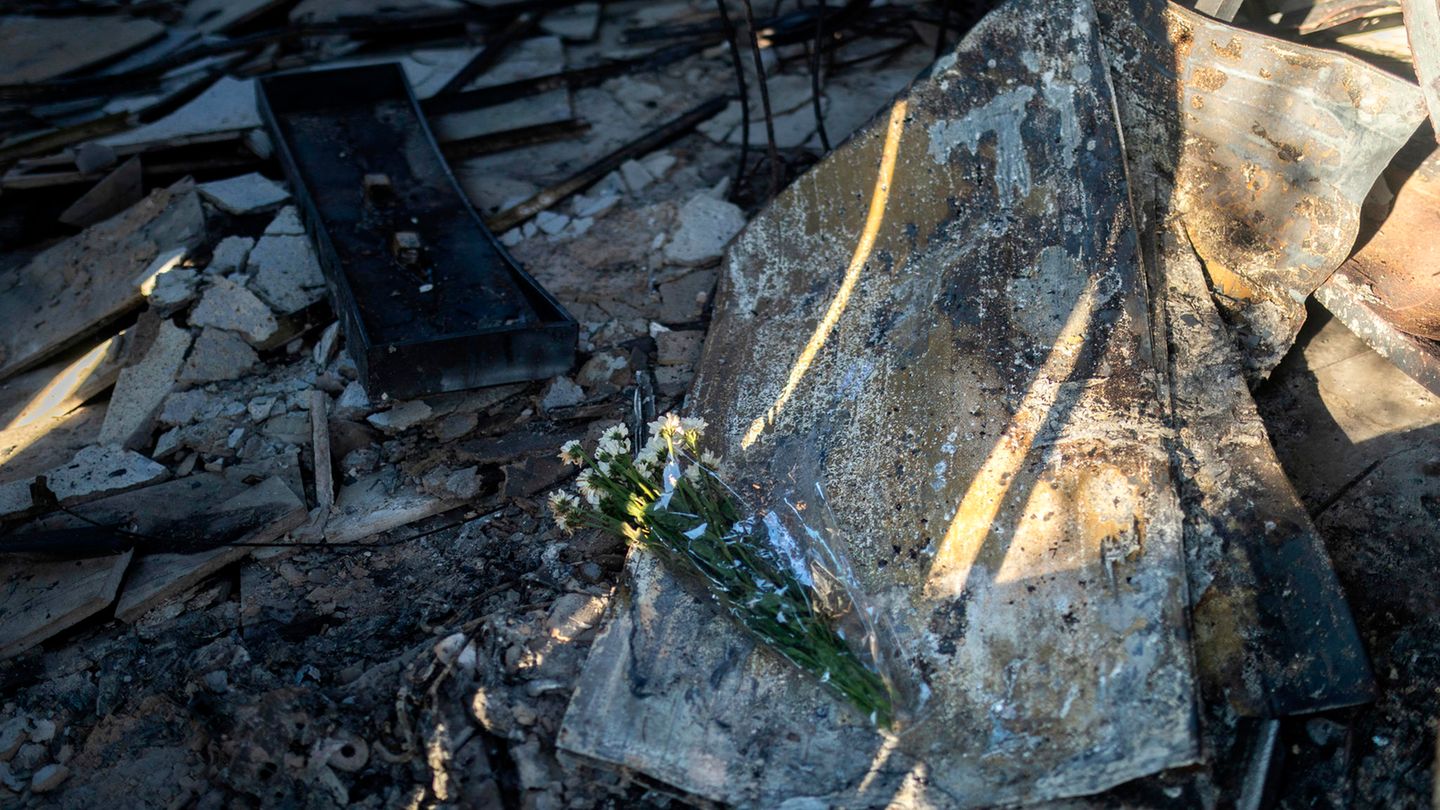 Die Leiche einer etwa 60 Jahre alten Frau aus Moldau wurde Behördenangaben zufolge in einer ausgebrannten Fabrik in Halandri gefunden. Vor der Fabirk hat jemand Blumen für die Tote niedergelegt