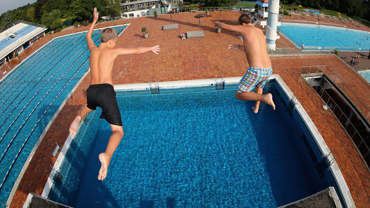 Sprung tower: What makes a jump from the tens so dangerous