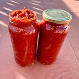 In Gläser abgefülltes Tomatenmark