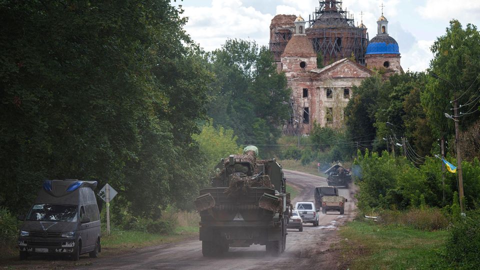 Militärfahrzeuge der Ukraine in der Nähe der Grenze zu Russland