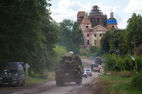 Militärfahrzeuge der Ukraine in der Nähe der Grenze zu Russland