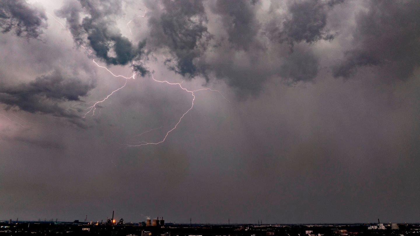 Blitze in den Wolken über Duisburg