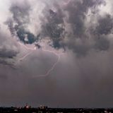 Blitze in den Wolken über Duisburg