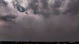 Blitze in den Wolken über Duisburg