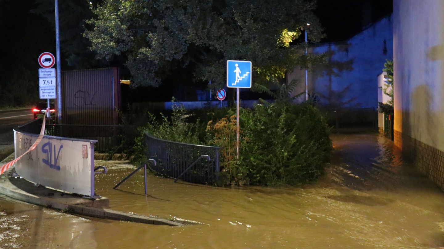 In Bruchsal ist eine Unterführung für Fußgänger komplett vollgelaufen