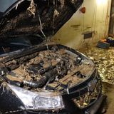 Wo das Wasser abläuft, bleibt Schlamm: Hier zu sehen in einem Hauseingang und im Motorraum eines Autos (mit offener Haube)