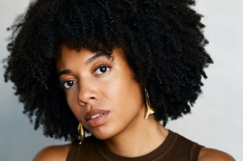 Schauspielerin Joy Delima trägt ein braunes Top und einen Afro, die hat ein Buch über den Orgasmus gschrieben.