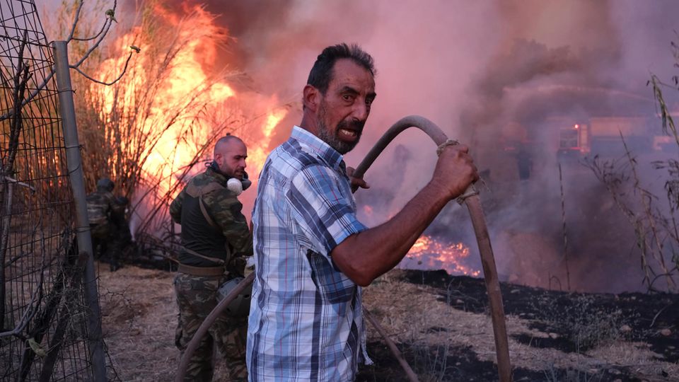 Viele Anwohner Athens konnten nur noch zusehen, wie ihr gesamter Besitz den Flammen zum Opfer fiel. Wie die Griechen mit dieser herausfordernden Situation umgehen, sehen Sie im Video.