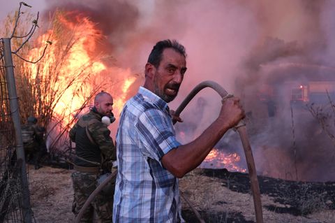 Viele Anwohner Athens konnten nur noch zusehen, wie ihr gesamter Besitz den Flammen zum Opfer fiel. Wie die Griechen mit dieser herausfordernden Situation umgehen, sehen Sie im Video.
