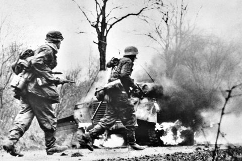 Deutsche Truppen beim Vormarsch in der Ardennen-Offensive 1944.