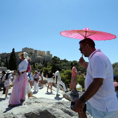 Hitze in Athen, Aufnahme vom 17.07.2024: Touristen gehen an einem heißen Tag auf dem Areopag