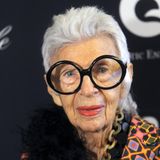 Die bekannte US-Mode-Ikone starb am 1. März. Die gebürtige New Yorkerin wurde 102 Jahre alt. Geboren am 29. August 1921 begann Apfel nach dem Studium der Kunstgeschichte eine erfolgreiche Karriere als Innenarchitektin und Textilexpertin. Mit ihrem Mann Carl arbeitete sie als Designerteam. Unter anderem berieten sie neun US-Präsidenten bei der Einrichtung des Weißen Hauses. 