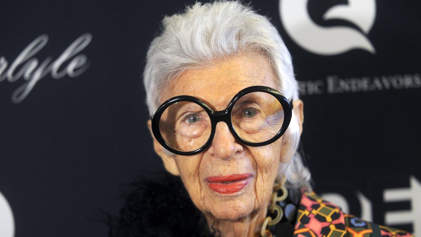 Iris Apfel Die bekannte US-Mode-Ikone starb am 1. März. Die gebürtige New Yorkerin wurde 102 Jahre alt. Geboren am 29. August 1921 begann Apfel nach dem Studium der Kunstgeschichte eine erfolgreiche Karriere als Innenarchitektin und Textilexpertin. Mit ihrem Mann Carl arbeitete sie als Designerteam. Unter anderem berieten sie neun US-Präsidenten bei der Einrichtung des Weißen Hauses.