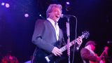 Eric Carmen starb am 11. März im Alter von 74 Jahren. Der Songwriter und Gitarrist war von 1970 bis 1975 Frontmann der Band The Raspberries. Danach startete er seine Karriere als Solosänger und landete Hits wie "Never Gonna Fall In Love Again" und "Hungry Eyes" aus "Dirty Dancing". Einer seiner beliebtesten Songs war "All by Myself", der von verschiedenen Künstlern gecovert wurde