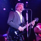 Eric Carmen starb am 11. März im Alter von 74 Jahren. Der Songwriter und Gitarrist war von 1970 bis 1975 Frontmann der Band The Raspberries. Danach startete er seine Karriere als Solosänger und landete Hits wie "Never Gonna Fall In Love Again" und "Hungry Eyes" aus "Dirty Dancing". Einer seiner beliebtesten Songs war "All by Myself", der von verschiedenen Künstlern gecovert wurde