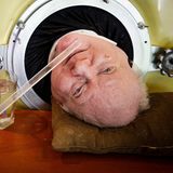 Am 11. März verstarb Paul Alexander im Alter von 78 Jahren. Die "Eiserne Lunge" gehörte fast sein ganzes Leben lang zu ihm. Nach einer Polio-Infektion lebte der Amerikaner mehr als siebzig Jahre mit der Beatmungsmaschine. Weil er nicht mehr selbständig atmen konnte, war sein Körper bis zum Hals mit einem Metallzylinder umschlossen. Trotz aller Einschränkungen arbeitete er als Anwalt