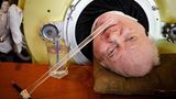Am 11. März verstarb Paul Alexander im Alter von 78 Jahren. Die "Eiserne Lunge" gehörte fast sein ganzes Leben lang zu ihm. Nach einer Polio-Infektion lebte der Amerikaner mehr als siebzig Jahre mit der Beatmungsmaschine. Weil er nicht mehr selbständig atmen konnte, war sein Körper bis zum Hals mit einem Metallzylinder umschlossen. Trotz aller Einschränkungen arbeitete er als Anwalt