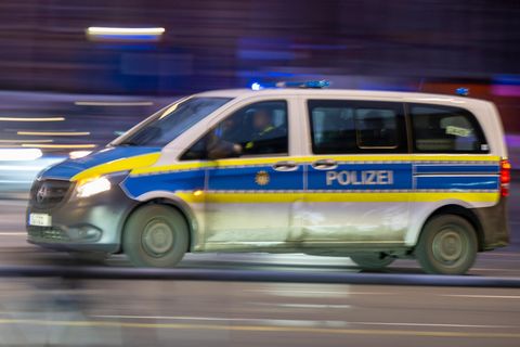 Ein Polizeiauto fährt mit Blaulicht zu einem Einsatz in Berlin