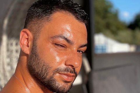 Gebräunter und mit Botox behandelter junger Mann