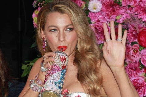 Blake Lively trinke aus einem glitzernden Becher mit Strohhalm