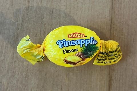 "Pineapple Flavour" steht auf den gelben Bonbons in Neuseeland