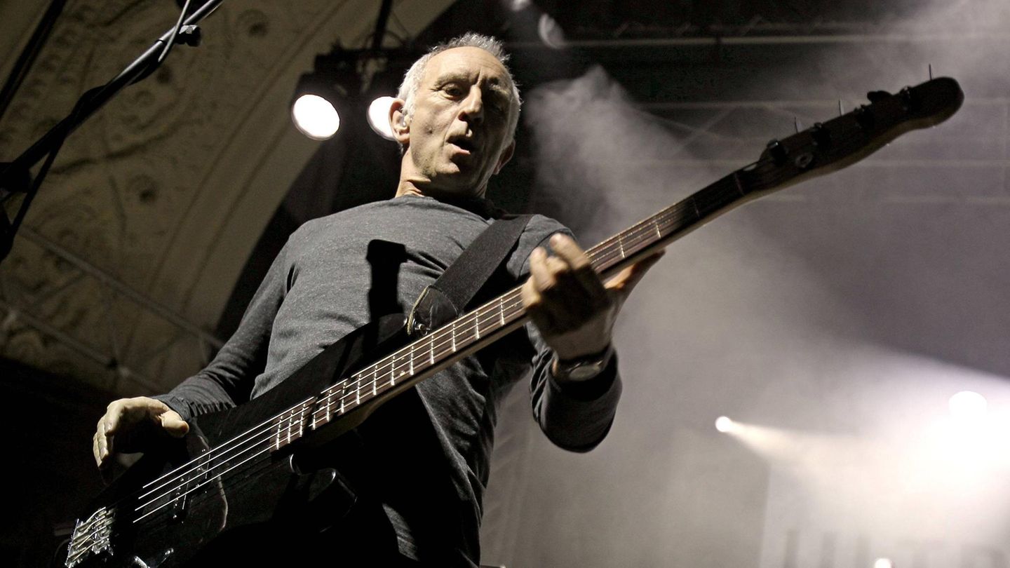 Chris Cross Bassist Chris Cross von der britischen New-Wave-Band Ultravox starb am 25. März im Alter von 71 Jahren. Der Musiker gehörte zu den Gründungsmitgliedern der Band, die mit Hits wie "Hymn", "Vienna" oder "Dancing With Tears In My Eyes" zu den stilbildenden Bands der New-Wave-Bewegung gehörte. Die Band trennte sich 1987, aber gut 20 Jahre später kam es zur Wiedervereinigung.
