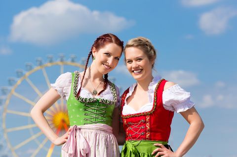 Frauen in Kleidung oder traditionellen bayerischen dirndl