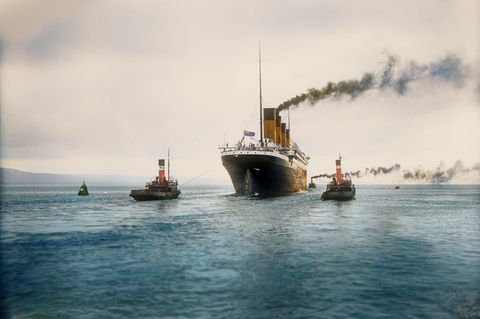 Die "Titanic" wird von zwei Schleppern gezogen
