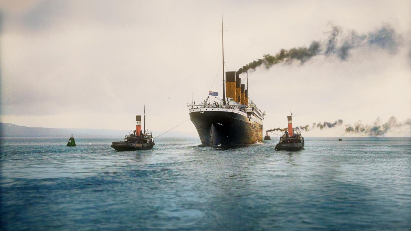 Die "Titanic" wird von zwei Schleppern gezogen Die "Titanic" wird von zwei Schleppern gezogen