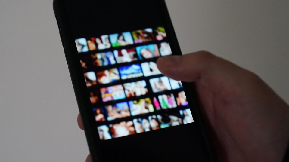 Digital violence against women is by no means an isolated case. It is a huge problem in our society. Watch the video to see what this means for those affected.