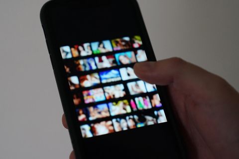 Bei digitaler Gewalt gegenüber Frauen handelt es sich keinesfalls um Einzelfälle. Es besteht ein riesiges Problem inmitten unserer Gesellschaft. Was das für die Betroffenen bedeutet, sehen Sie im Video.
