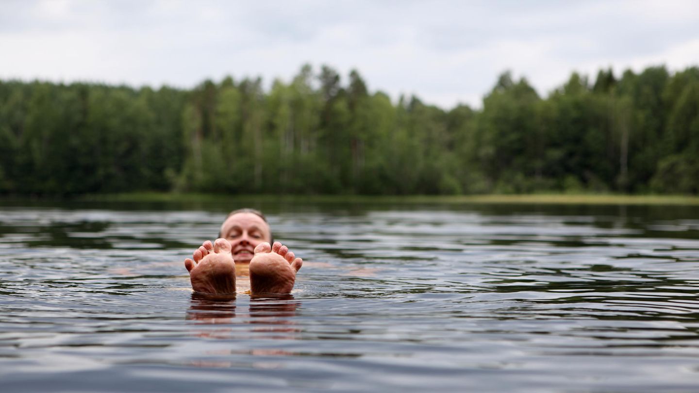 Gefahr im Badesee : Blaualgen und Co. &ndash; worauf Sie beim Baden in der Natur achten sollten