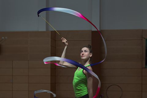 Darja Varfolomeev in der Sporthalle mit Kürelement