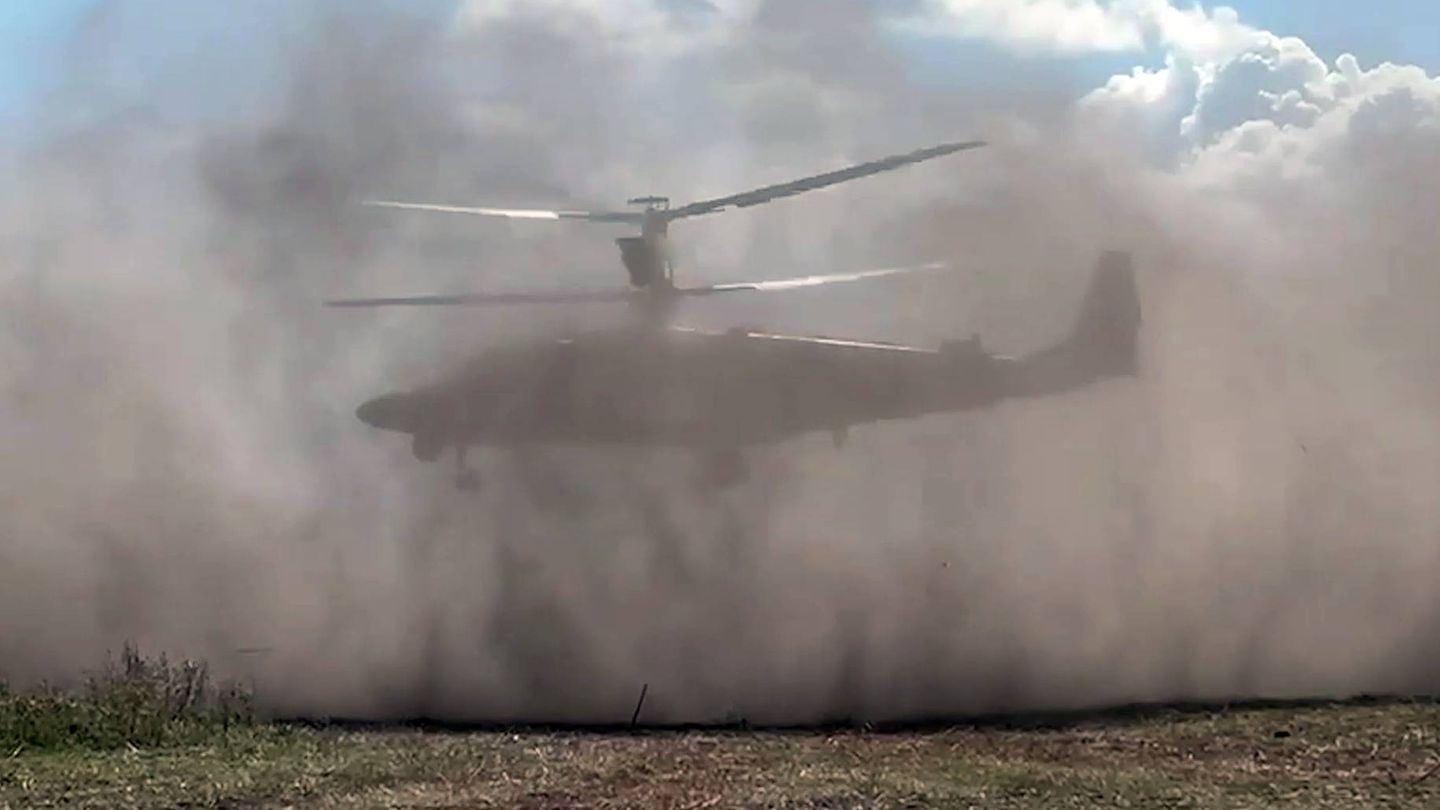 Hubschrauber hebt ab